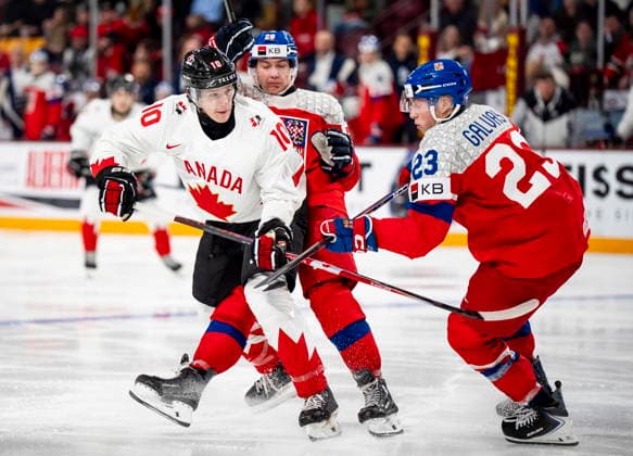 December 26, 2025, Minneapolis, Mn, Canada: Canada s Cameron Reid (10) skates around Czechia s Adam Benak (20) and Tomas Galvas (23) during second period IIHF World Junior Championship hockey action, in Minneapolis, Friday, Dec. 26, 2025. Canada News - December 26, 2025  - ZUMAc35_ 20251226_zaf_c35_094 Copyright: xChristopherxKatsarovx