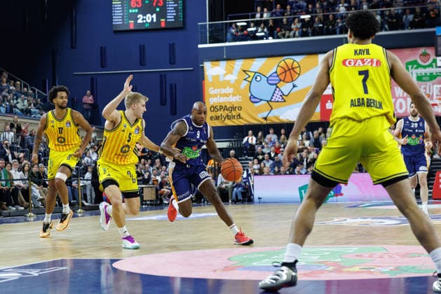 DeAndre Lansdowne ROSTOCK SEAWOLVES, 09 , Sam Griesel ALBA Berlin, 05 GER, Rostock Seawolves vs ALBA Berlin, easycredit BBL, Basketball, Bundesliga, Matchday 12, Season 2025 2026, 26 12 2025 GER, Rostock Seawolves vs ALBA Berlin, easycredit BBL, Basketball, Bundesliga, Matchday 12, Season 2025 2026, 26 12 2025 Rostock Copyright: xEibner-Pressefoto DenverxEhrlichx EP_DEH