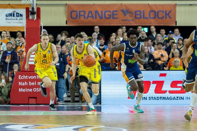 Jonas Mattisseck ALBA Berlin, 09 , Kassim Nicholson ROSTOCK SEAWOLVES, 08 , GER, Rostock Seawolves vs ALBA Berlin, easycredit BBL, Basketball, Bundesliga, Matchday 12, Season 2025 2026, 26 12 2025 GER, Rostock Seawolves vs ALBA Berlin, easycredit BBL, Basketball, Bundesliga, Matchday 12, Season 2025 2026, 26 12 2025 Rostock Copyright: xEibner-Pressefoto DenverxEhrlichx EP_DEH