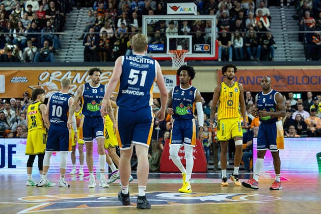 Bent Leuchten ROSTOCK SEAWOLVES, 51 , Jordan Bowden ROSTOCK SEAWOLVES, 02 , Norris Agbakoko ALBA Berlin, 17 GER, Rostock Seawolves vs ALBA Berlin, easycredit BBL, Basketball, Bundesliga, Matchday 12, Season 2025 2026, 26 12 2025 GER, Rostock Seawolves vs ALBA Berlin, easycredit BBL, Basketball, Bundesliga, Matchday 12, Season 2025 2026, 26 12 2025 Rostock Copyright: xEibner-Pressefoto DenverxEhrlichx EP_DEH