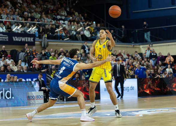 Jack Kayil ALBA Berlin, 07 , Elias Baggette ROSTOCK SEAWOLVES, 04 , GER, Rostock Seawolves vs ALBA Berlin, easycredit BBL, Basketball, Bundesliga, Matchday 12, Season 2025 2026, 26 12 2025 GER, Rostock Seawolves vs ALBA Berlin, easycredit BBL, Basketball, Bundesliga, Matchday 12, Season 2025 2026, 26 12 2025 Rostock Copyright: xEibner-Pressefoto DenverxEhrlichx EP_DEH