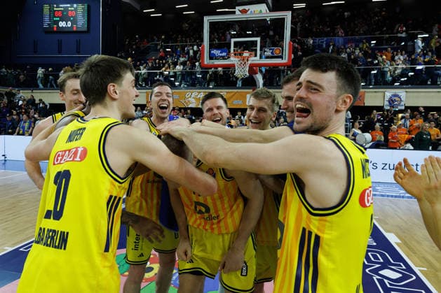 ALBA Berlin Jubel, GER, Rostock Seawolves vs ALBA Berlin, easycredit BBL, Basketball, Bundesliga, Matchday 12, Season 2025 2026, 26 12 2025 GER, Rostock Seawolves vs ALBA Berlin, easycredit BBL, Basketball, Bundesliga, Matchday 12, Season 2025 2026, 26 12 2025 Rostock Copyright: xEibner-Pressefoto DenverxEhrlichx EP_DEH