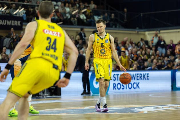 Martin Hermannsson ALBA Berlin, 15 GER, Rostock Seawolves vs ALBA Berlin, easycredit BBL, Basketball, Bundesliga, Matchday 12, Season 2025 2026, 26 12 2025 GER, Rostock Seawolves vs ALBA Berlin, easycredit BBL, Basketball, Bundesliga, Matchday 12, Season 2025 2026, 26 12 2025 Rostock Copyright: xEibner-Pressefoto DenverxEhrlichx EP_DEH