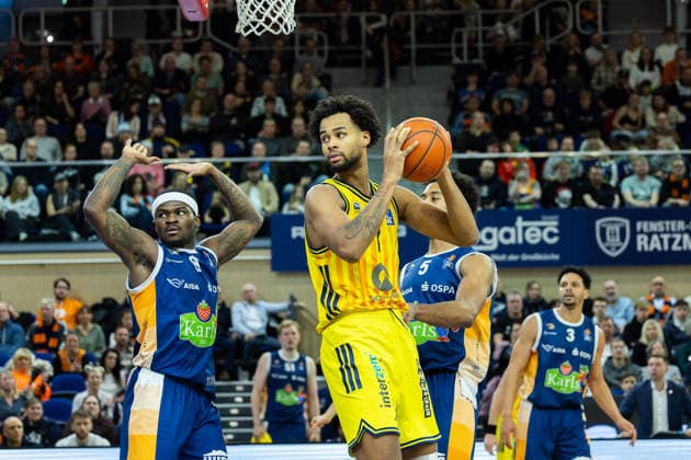 Norris Agbakoko ALBA Berlin, 17 , TJ Crockett Jr ROSTOCK SEAWOLVES, 00 GER, Rostock Seawolves vs ALBA Berlin, easycredit BBL, Basketball, Bundesliga, Matchday 12, Season 2025 2026, 26 12 2025 GER, Rostock Seawolves vs ALBA Berlin, easycredit BBL, Basketball, Bundesliga, Matchday 12, Season 2025 2026, 26 12 2025 Rostock Copyright: xEibner-Pressefoto DenverxEhrlichx EP_DEH