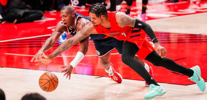 (251227) -- PORTLAND, Dec. 27, 2025 -- Caleb Love (R) of Portland Trail Blazers and Kris Dunn of Los Angeles Clippers vie for the ball during the 2025-2026 NBA, Basketball Herren, USA regular season match between Portland Trail Blazers and Los Angeles Clippers in Portland, the United States, Dec. 26, 2025. (Photo by Xinhua) (SP)U.S.-PORTLAND-BASKETBALL-NBA-CLIPPERS VS BLAZERS SunxYuxuan 