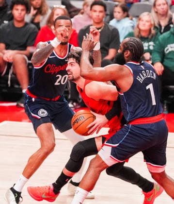 (251227) -- PORTLAND, Dec. 27, 2025 -- Deni Avdija (C) of Portland Trail Blazers breaks through past James Harden (R) of Los Angeles Clippers during the 2025-2026 NBA, Basketball Herren, USA regular season match between Portland Trail Blazers and Los Angeles Clippers in Portland, the United States, Dec. 26, 2025. (Photo by Xinhua) (SP)U.S.-PORTLAND-BASKETBALL-NBA-CLIPPERS VS BLAZERS SunxYuxuan 