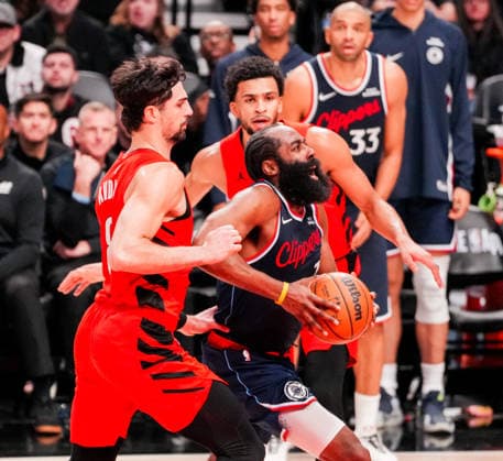 (251227) -- PORTLAND, Dec. 27, 2025 -- James Harden (C) of Los Angeles Clippers breaks through during the 2025-2026 NBA, Basketball Herren, USA regular season match between Portland Trail Blazers and Los Angeles Clippers in Portland, the United States, Dec. 26, 2025. (Photo by Xinhua) (SP)U.S.-PORTLAND-BASKETBALL-NBA-CLIPPERS VS BLAZERS SunxYuxuan 