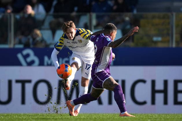 Fußball, Italien, Parma Calcio - AC Florenz Parma s Jacob Ondrejka fights for the ball with FiorentinaÕs Dodo during the Serie A soccer match between Parma and Fiorentina at Ennio Tardini Stadium in Parma, North Italy, Saturday, December 27, 2025. Soccer  Copyright: xMassimoxPaolone LaPressex