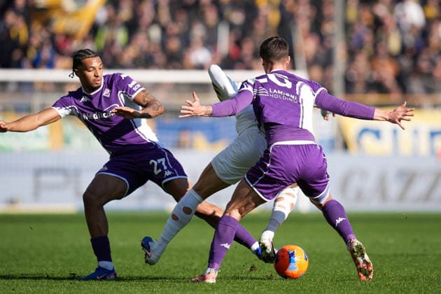 Fußball, Italien, Parma Calcio - AC Florenz Parma s Adrian Benedyczak fights for the ball with FiorentinaÕs Mattia Viti and Fiorentina s Cher Ndour during the Serie A soccer match between Parma and Fiorentina at Ennio Tardini Stadium in Parma, North Italy, Saturday, December 27, 2025. Soccer  Copyright: xMassimoxPaolone LaPressex