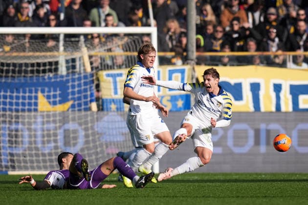 Fußball, Italien, Parma Calcio - AC Florenz Parma s Adrian Bernabe fights for the ball with Fiorentina s Rolando Mandragora during the Serie A soccer match between Parma and Fiorentina at Ennio Tardini Stadium in Parma, North Italy, Saturday, December 27, 2025. Soccer  Copyright: xMassimoxPaolone LaPressex