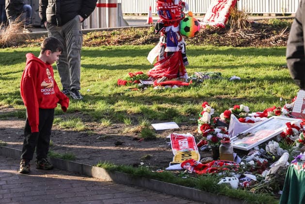 Premier League Liverpool v Wolverhampton Wanderers A young Liverpool fan looking over flowers laid in memory of Diogo Jota during the Premier League match Liverpool vs Wolverhampton Wanderers at Anfield, Liverpool, United Kingdom, 27th December 2025 (Photo by Mark Cosgrove News Images) Liverpool Anfield Merseyside United Kingdom Copyright: xMarkxCosgrove NewsxImagesx