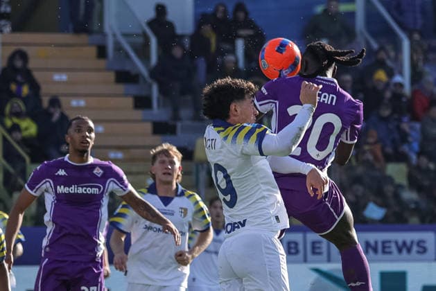 December 27, 2025, Parma: Header of Fiorentina™s Moise Kean against Parma™s Alessandro Circati during the Italian Serie A soccer match between Parma Calcio 1913 and ACF Fiorentina at the Stadio Ennio Tardini in Parma, Italy, 27 December 2025.ANSA Soccer: Serie A; Parma Vs Fiorentina  - ZUMAa110 20251227_zaf_a110_004 Copyright: xLorenzoxCattanix