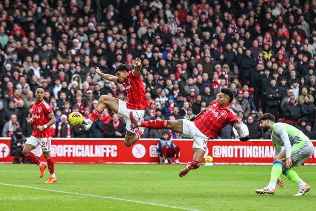 Premier League Nottingham Forest v Manchester City Igor Jesus of Nottingham Forest and Morgan Gibbs-White of Nottingham Forest both jump up for a shot on goal during the Premier League match Nottingham Forest vs Manchester City at City Ground, Nottingham, United Kingdom, 27th December 2025 (Photo by Alfie Cosgrove News Images) Nottingham City Ground Nottinghamshire United Kingdom Copyright: xAlfiexCosgrove NewsxImagesx
