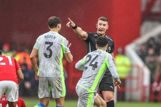 Premier League Nottingham Forest v Manchester City Referee Robert Jones gives instructions during the Premier League match Nottingham Forest vs Manchester City at City Ground, Nottingham, United Kingdom, 27th December 2025 (Photo by Alfie Cosgrove News Images) Nottingham City Ground Nottinghamshire United Kingdom Copyright: xAlfiexCosgrove NewsxImagesx