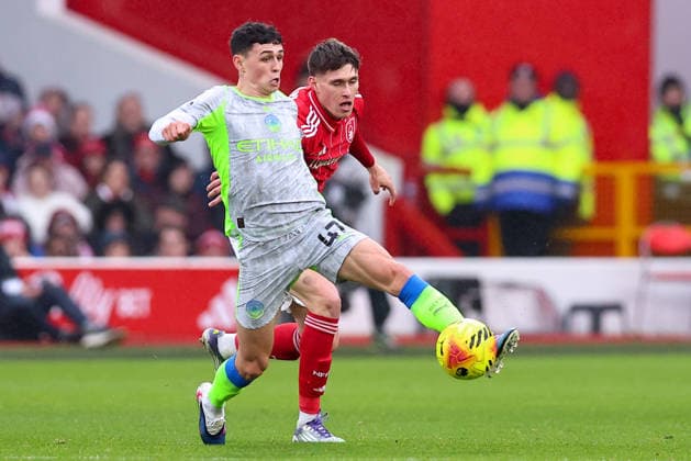 Nottingham Forest v Manchester City, Premier League Phil Foden of Manchester City controls the ball under pressure from NicolÃ² Savona of Nottingham Forest during the Nottingham Forest v Manchester City Premier League match at the City Ground, West Bridgford, England on 27 December 2025 Credit: Ryan Crockett Every Second Media Editorial use only. All images are copyright Every Second Media Limited. No images may be reproduced without prior permission. All rights reserved. Premier League and Football League images are subject to licensing agreements with Football DataCo Limited. see https: www.football-dataco.com Copyright: xIMAGO EveryxSecondxMediax ESM-1724-0059 RyanxCrockettx xEveryxSecondxMediax
