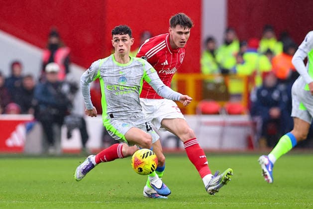 Nottingham Forest v Manchester City, Premier League Phil Foden of Manchester City looks for options under pressure from NicolÃ² Savona of Nottingham Forest during the Nottingham Forest v Manchester City Premier League match at the City Ground, West Bridgford, England on 27 December 2025 Credit: Ryan Crockett Every Second Media Editorial use only. All images are copyright Every Second Media Limited. No images may be reproduced without prior permission. All rights reserved. Premier League and Football League images are subject to licensing agreements with Football DataCo Limited. see https: www.football-dataco.com Copyright: xIMAGO EveryxSecondxMediax ESM-1724-0060 RyanxCrockettx xEveryxSecondxMediax