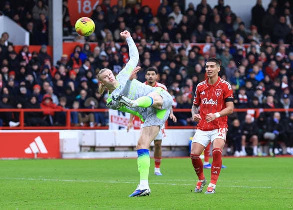 Nottingham, England, 27th December 2025. Erling Haaland of Manchester City volleys a shot high over the bar during the Nottingham Forest vs Manchester City Premier League match at the City Ground, Nottingham. Picture credit should read: Jessica Hornby Sportimage EDITORIAL USE ONLY. No use with unauthorised audio, video, data, fixture lists, club league logos or live services. Online in-match use limited to 120 images, no video emulation. No use in betting, games or single club league player publications. SPI_057_JH_Forest_ManC SPI-4395-0057