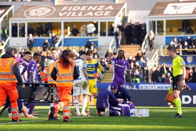 FiorentinaÕs Roberto Piccoli feels ill during the Serie A soccer match between Parma and Fiorentina at Ennio Tardini Stadium in Parma, North Italy, Saturday, December 27, 2025. Soccer  Copyright: xMassimoxPaolone LaPressex