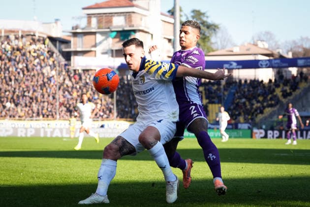 Parma s Emanuele Valeri fights for the ball with FiorentinaÕs Dodo during the Serie A soccer match between Parma and Fiorentina at Ennio Tardini Stadium in Parma, North Italy, Saturday, December 27, 2025. Soccer  Copyright: xMassimoxPaolone LaPressex