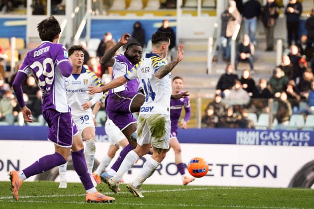 Fiorentina s Moise Kean fights for the ball with Parma s Emanuele Valeri during the Serie A soccer match between Parma and Fiorentina at Ennio Tardini Stadium in Parma, North Italy, Saturday, December 27, 2025. Soccer  Copyright: xMassimoxPaolone LaPressex