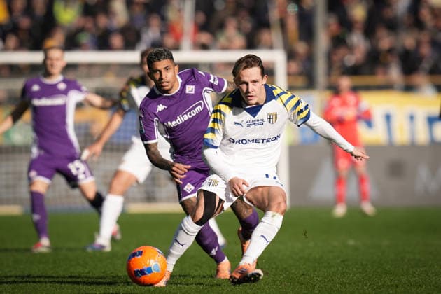 Parma s Jacob Ondrejka fights for the ball with FiorentinaÕs Dodo during the Serie A soccer match between Parma and Fiorentina at Ennio Tardini Stadium in Parma, North Italy, Saturday, December 27, 2025. Soccer  Copyright: xMassimoxPaolone LaPressex