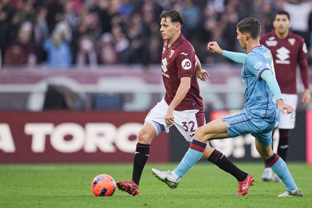 TorinoÕs Kristjan Asllani fights for the ball with Cagliari s Matteo Prati during the Serie A soccer match between Torino and Cagliari at the Stadio Olimpico Grande Torino in Turin, north west Italy - Saturday, December 27, 2025. - Soccer .  Copyright: xMarcoxAlpozzi LaPressex