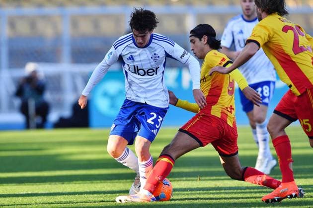 Lecce s midfielder Youssef Maleh (93 US Lecce) and Como s Defensive Midfielder Maximo Perrone (23 Como 1907) in action during the Serie A Enilive soccer matchday 17 between US Lecce and Como 1907 at the Via del Mare Stadium in Lecce, Italy, Saturday, December 27, 2025. (Credit Image: Giovanni Evangelista LaPresse)  Copyright: xGiovannixEvangelista LaPressex
