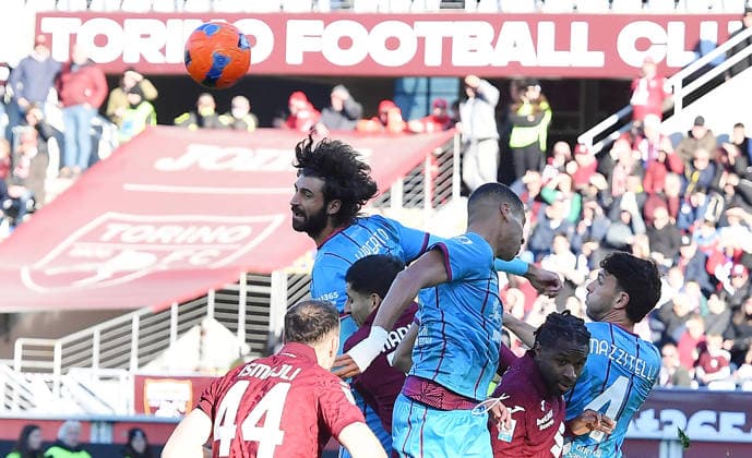 December 27, 2025, Turin, Italy: Cagliari s Sebastiano Luperto in action during the Italian Serie A soccer match Torino FC vs Cagliari Calcio at the Olimpico Grande Torino Stadium in Turin, Italy, 27 December 2025 ANSA ALESSANDRO DI MARCO Serie A - Torino FC Vs Cagliari Calcio  - ZUMAa110 20251227_zaf_a110_041 Copyright: xAlessandroxDixMarcox