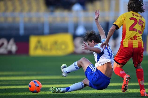 Lecce s Left back Antonino Gallo (25 US Lecce) and Como s Centre-forward Anastasios Douvikas (11 Como 1907) in action during the Serie A Enilive soccer matchday 17 between US Lecce and Como 1907 at the Via del Mare Stadium in Lecce, Italy, Saturday, December 27, 2025. (Credit Image: Giovanni Evangelista LaPresse)  Copyright: xGiovannixEvangelista LaPressex