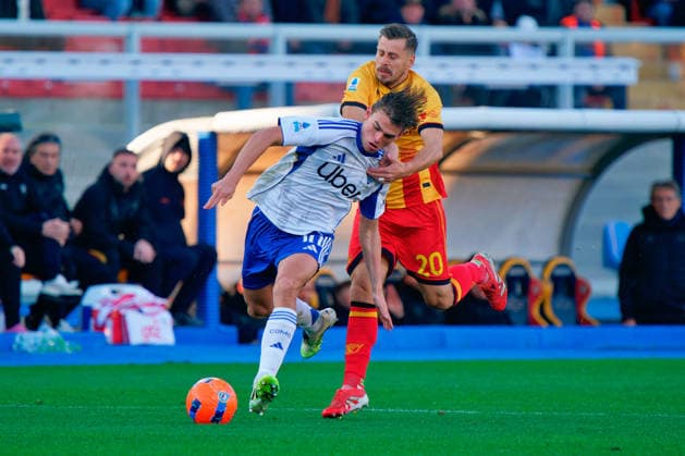 CALCIO - Serie A - US Lecce vs Como 1907 Nico Paz of Como 1907 in action against Ylber Ramadani of US Lecce during US Lecce vs Como 1907, Italian soccer Serie A match in Lecce, Italy, December 27 2025 Lecce Italy  Copyright: xIPAxSport ABACAx