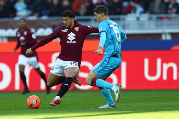 Che Adams (Torino Fc) und Matteo Prati (Cagliari) battle for the ball, Serie A, Torino FC v Cagliari Calcio, Olimpico, December 27, 2025, Turin, Italy.