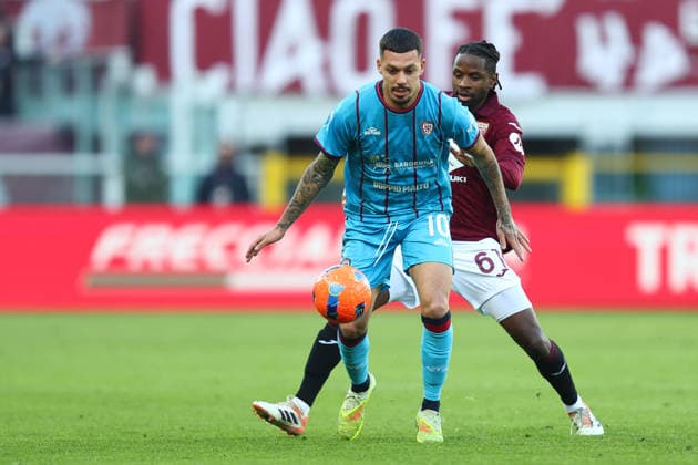 Adrien Tameze (Torino Fc) und Gianluca Gaetano (Cagliari) battle for the ball, Serie A, Torino FC v Cagliari Calcio, Olimpico, December 27, 2025, Turin, Italy.