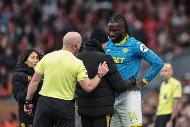 Premier League Liverpool v Wolverhampton Wanderers Tolu Arokodare of Wolverhampton Wanderers receives treatment during the Premier League match Liverpool vs Wolverhampton Wanderers at Anfield, Liverpool, United Kingdom, 27th December 2025 (Photo by Mark Cosgrove News Images) Liverpool Anfield Merseyside United Kingdom Copyright: xMarkxCosgrove NewsxImagesx