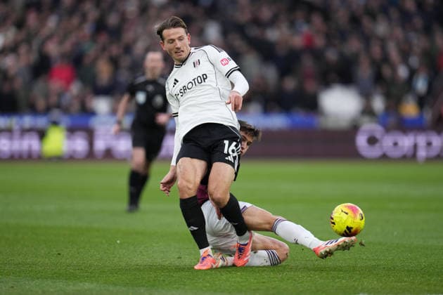 Premier League West Ham United v Fulham Ollie Scarles of West Ham United attempts tackle on Sander Berge of Fulham during the Premier League match West Ham United vs Fulham at London Stadium, London, United Kingdom, 27th December 2025 (Photo by Harvey Murphy News Images) Copyright: xHarveyxMurphy NewsxImagesx