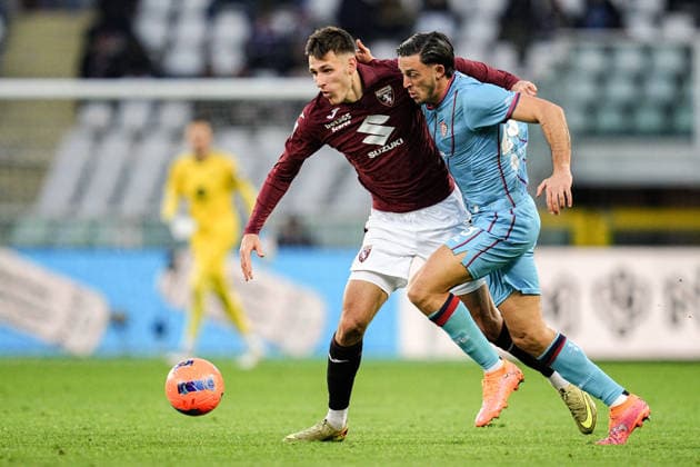 TorinoÕs Gvidas Gineitis fights for the ball with Cagliari s Gabriele Zappa during the Serie A soccer match between Torino and Cagliari at the Stadio Olimpico Grande Torino in Turin, north west Italy - Saturday, December 27, 2025. - Soccer .  Copyright: xMarcoxAlpozzi LaPressex