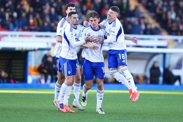 Nico Paz of Como 1907 celebrates with team mates the goal of 0-1 scored during the serie A match between US Lecce and Como 1907 at Ettore Giardiniero - Via del Mare stadium in Lecce (Italy), Dicember 27,2025. massimilianoxcarnabuci