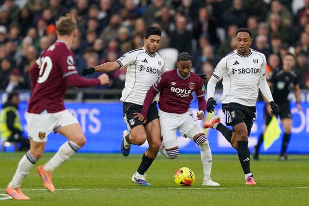 West Ham United v Fulham, Premier League Crysencio Summerville of West Ham United under pressure from Raul JimÃ nez of Fulham and Kenny Tete of Fulham during the West Ham United v Fulham Premier League match at the London Stadium, London, England on 27 December 2025 Credit: Dylan Hepworth Every Second Media Editorial use only. All images are copyright Every Second Media Limited. No images may be reproduced without prior permission. All rights reserved. Premier League and Football League images are subject to licensing agreements with Football DataCo Limited. see https: www.football-dataco.com Copyright: xIMAGO EveryxSecondxMediax ESM-1725-0035 DylanxHepworthx xEveryxSecondxMediax