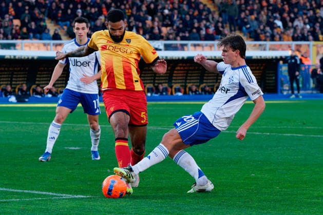 Nico Paz of Como 1907 in action against Jamil Siebert of US Lecce during US Lecce vs Como 1907, Italian soccer Serie A match in Lecce, Italy, December 27 2025  Copyright: xEmmanuelexMastrodonato IPAxSportx xipa-agency.netx xx IPA_69493766 IPA_Agency_IPA69493766