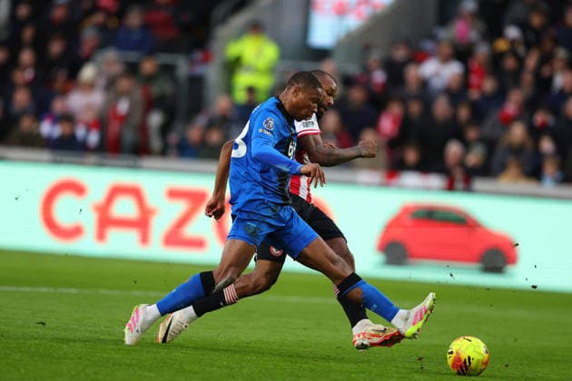 27th December 2025; Gtech Community Stadium, Brentford, London, England; Premier League Football, Brentford versus Bournemouth; Igor Thiago of Brentford shoots past Bafode Diakite of AFC Bournemouth  JohnxPatrickxFletcher