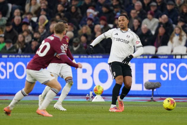 West Ham United v Fulham, Premier League Kenny Tete of Fulham under pressure from Jarrod Bowen of West Ham United during the West Ham United v Fulham Premier League match at the London Stadium, London, England on 27 December 2025 Credit: Dylan Hepworth Every Second Media Editorial use only. All images are copyright Every Second Media Limited. No images may be reproduced without prior permission. All rights reserved. Premier League and Football League images are subject to licensing agreements with Football DataCo Limited. see https: www.football-dataco.com Copyright: xIMAGO EveryxSecondxMediax ESM-1725-0036 DylanxHepworthx xEveryxSecondxMediax