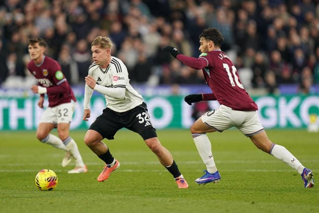 West Ham United v Fulham, Premier League Emile Smith Rowe of Fulham under pressure from Lucas Paqueta of West Ham United during the West Ham United v Fulham Premier League match at the London Stadium, London, England on 27 December 2025 Credit: Dylan Hepworth Every Second Media Editorial use only. All images are copyright Every Second Media Limited. No images may be reproduced without prior permission. All rights reserved. Premier League and Football League images are subject to licensing agreements with Football DataCo Limited. see https: www.football-dataco.com Copyright: xIMAGO EveryxSecondxMediax ESM-1725-0042 DylanxHepworthx xEveryxSecondxMediax