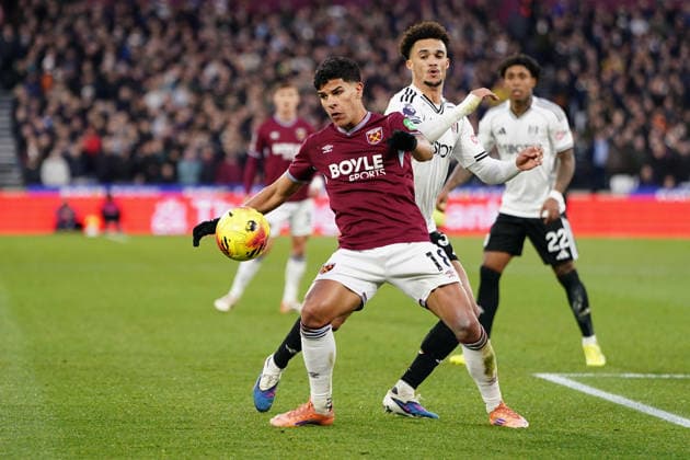 Premier League West Ham United v Fulham Mateus Fernandes of West Ham United and Antonee Robinson of Fulham during the Premier League match West Ham United vs Fulham at London Stadium, London, United Kingdom, 27th December 2025 (Photo by Harvey Murphy News Images) Copyright: xHarveyxMurphy NewsxImagesx