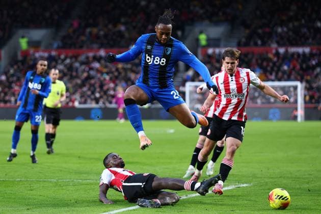 Antoine Semenyo of Bournemouth tackled by Michael Kayode of Brentford Brentford v AFC Bournemouth, Premier League, Football, Gtech Community Stadium, London, UK - 27 Dec 2025London Gtech Community Stadium United Kingdom EDITORIAL USE ONLY No use with unauthorised audio, video, data, fixture lists, club league logos or live services. Online in-match use limited to 120 images, no video emulation. No use in betting, games or single club league player publications. Copyright: xSimonxDael Shutterstockx 16213161ai