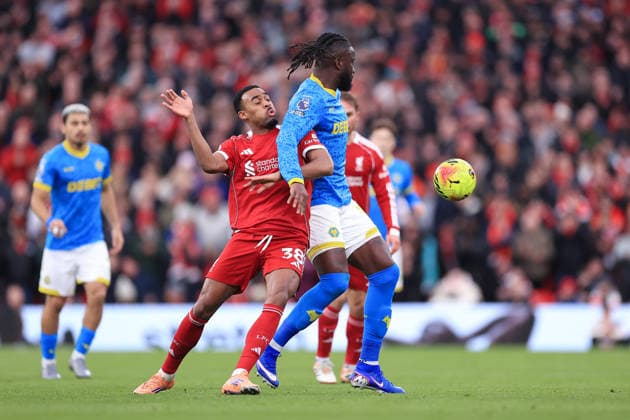 Fußball Premier League Liverpool gegen Wolverhampton Wanderers 27. Dezember 2025 Premier League Liverpool gegen Wolverhampton Wanderers Ryan Gravenberch von Liverpool kämpft mit Tolu Arokodare von Wolverhampton Wanderers Foto Simon Stacpoole Offside Liverpool UK  Copyright: xSimonxStacpoolexOffside