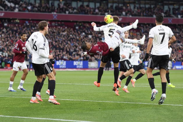 West Ham gegen Fulham 27. Dezember 2025, London Premier League Fußball West Ham United gegen Fulham Crysencio Summerville von West Ham United versucht einen Fallrückzieher Foto Charlotte Wilson Abseits London UK  Copyright: xCharlottexWilsonx xOffsidexOffside
