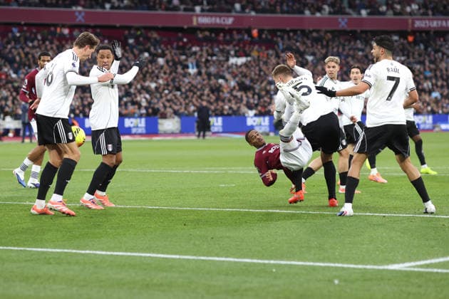West Ham gegen Fulham 27. Dezember 2025, London Premier League Fußball West Ham United gegen Fulham Crysencio Summerville von West Ham United fällt nach dem Versuch eines Fallrückziehers zu Boden Foto Charlotte Wilson Offside London UK  Copyright: xCharlottexWilsonx xOffsidexOffside