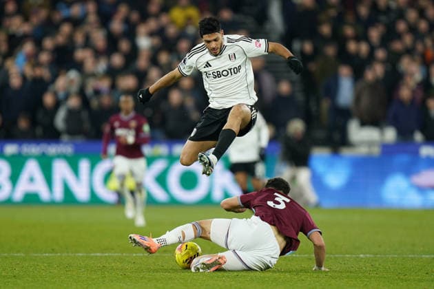 West Ham United v Fulham, Premier League Raul JimÃ nez of Fulham and Max Kilman of West Ham United battling for the ball during the West Ham United v Fulham Premier League match at the London Stadium, London, England on 27 December 2025 Credit: Dylan Hepworth Every Second Media Editorial use only. All images are copyright Every Second Media Limited. No images may be reproduced without prior permission. All rights reserved. Premier League and Football League images are subject to licensing agreements with Football DataCo Limited. see https: www.football-dataco.com Copyright: xIMAGO EveryxSecondxMediax ESM-1725-0049 DylanxHepworthx xEveryxSecondxMediax