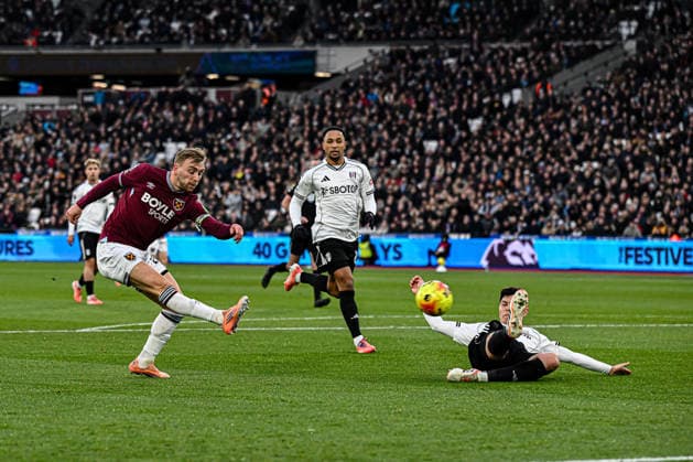 West Ham United v Fulham - Premier League Jarrod Bowen of West Ham shoots during the Premier League match between West Ham United and Fulham at the London Stadium in Stratford, England, on December 27, 2025. Stratford Greater London United Kingdom  Copyright: xMIxNewsx originalFilename:fletcher-westhamu251227_npzIy.jpg
