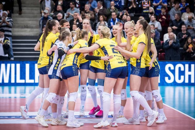 Team spirit, Team circle, Team of SSC Palmberg Schwerin GER, Allianz MTV Stuttgart vs SSC Palmberg Schwerin, Volleyball Bundesliga, VBL, Season 2025 2026, 27 12 2025 GER, Allianz MTV Stuttgart vs SSC Palmberg Schwerin, Volleyball Bundesliga, VBL, Season 2025 2026, 27 12 2025 Stuttgart Copyright: xSandyxDinkelackerx EP_SDR