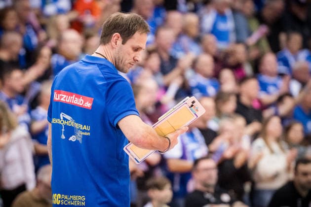Felix Koslowski Coach SSC Palmberg Schwerin critical look at tactics board GER, Allianz MTV Stuttgart vs SSC Palmberg Schwerin, Volleyball Bundesliga, VBL, Season 2025 2026, 27 12 2025 GER, Allianz MTV Stuttgart vs SSC Palmberg Schwerin, Volleyball Bundesliga, VBL, Season 2025 2026, 27 12 2025 Stuttgart Copyright: xSandyxDinkelackerx EP_SDR